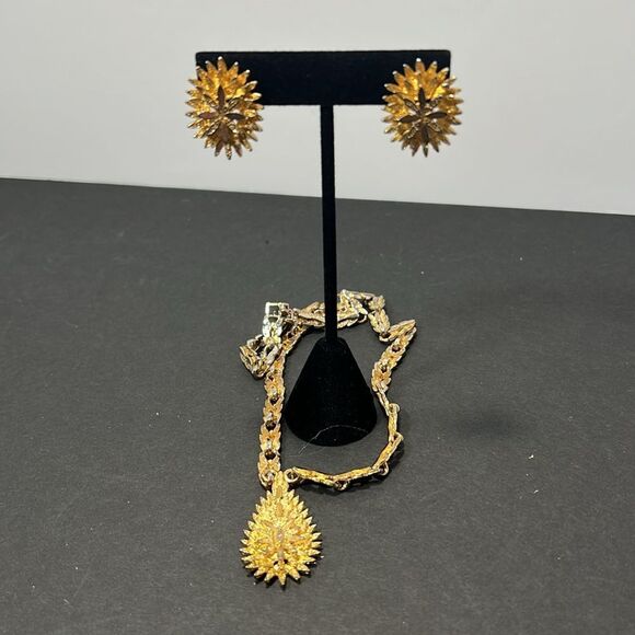 Nice vintage Gold Necklace and Earrings Set. WA261 - Picture 1 of 9